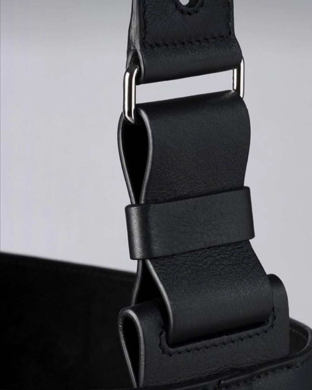 The knife bags are over…. I'm moving to a new level. Women's bags with a unique design…

See you next year. #leather #leathercraft #luxury #натуральнаякожа #jeromefure #JF #FJ