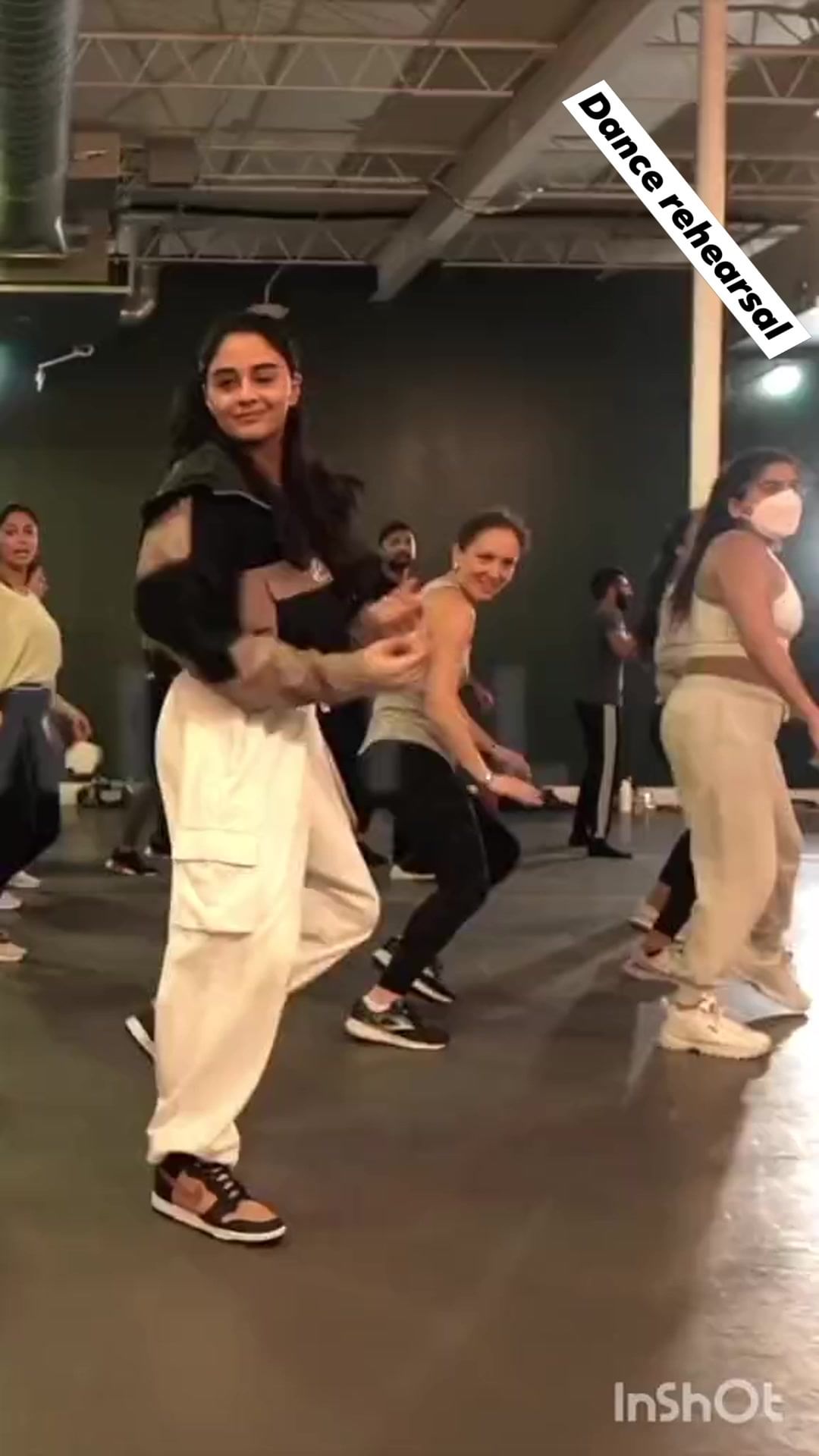 Sarah Corner в LOOKY. #unilife,#viral,#dancevideo,#dance,#viralreels. Dance rehearsal in u...