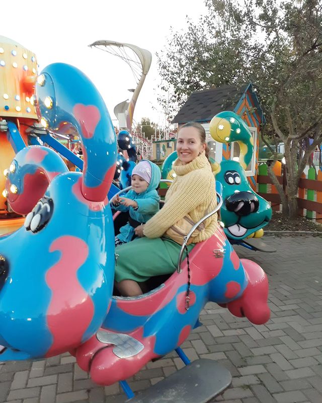malina_livionok в LOOKY. #Olivia_2y.o.,#сказка,#паркаттракционов,#каруселькарусель. В крайние летне-сент...