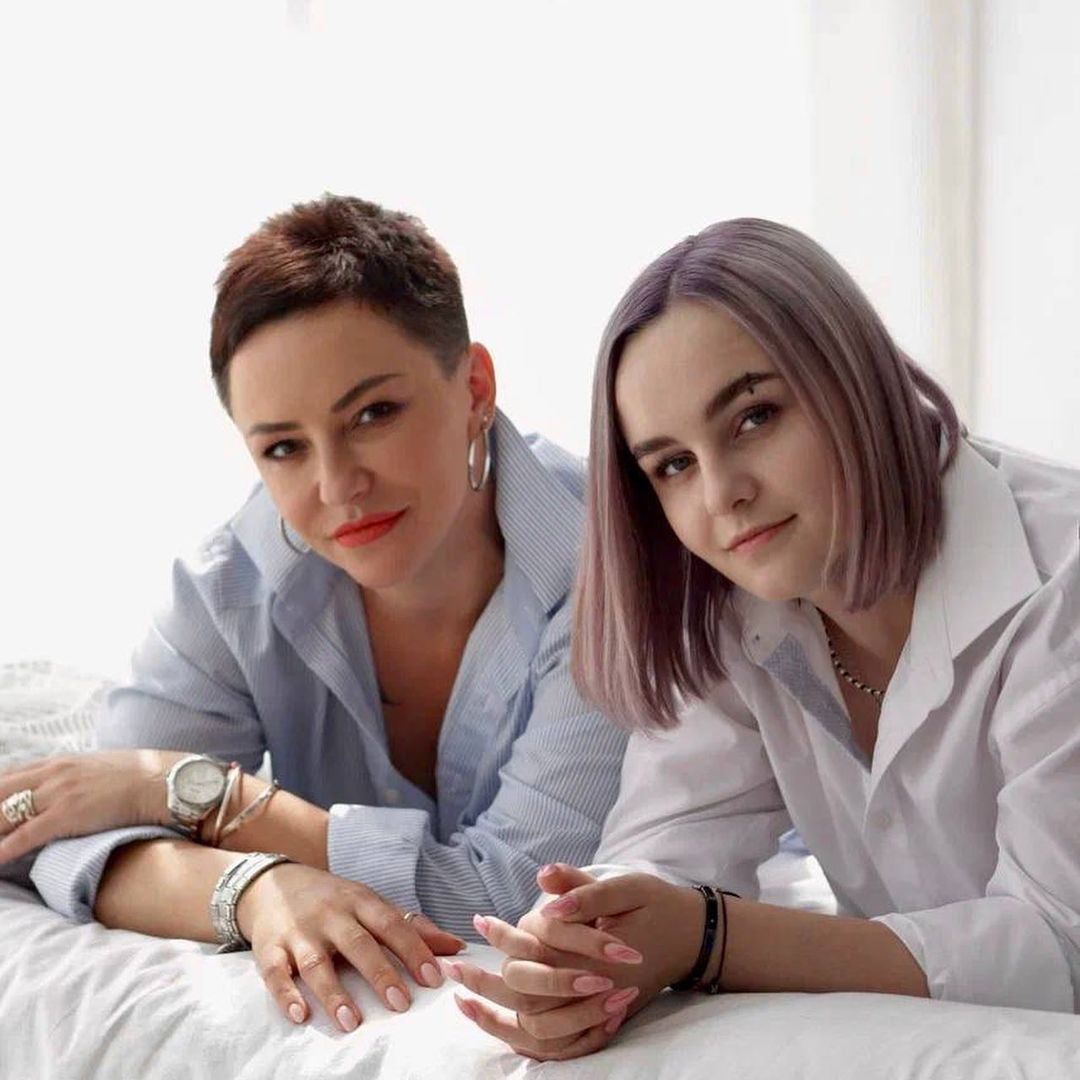 ГДЕ ЛУЧШЕ?

Когда мы серьезно задумываемся о фотоссесии, возникает вопрос: «Студия или улица? А где лучше?»

Давайте разберёмся вместе. 

УЛИЦА: 
Неограниченное природное пространство позволит сделать множество разноплановых  кадров.А закатный свет - это вообще пушка, ведь именно на закате получается волшебный свет.Время съемки не ограничено, фотографируйся хоть с утра до ночи.
Но тут мы можем столкнуться с проблемами, одной из которых выступает плохая погода.Ну и лишние глаза 👀 прохожих, если кто стесняется.

СТУДИЯ: 
Здесь ты уже владеешь ситуацией полностью. Вот тебе и свет, какой хочешь, и реквизиты, и фоны. Нет лишних глаз,переодеваешься не под кустом,а в нормальных условиях.
Но и тут без минусов не обойдемся: съёмка в студии обойдется  немного дороже (в стоимость войдёт цена аренды за студию). Дату и часы съёмки  нужно бронировать заранее.В студии вы все же ограничены во времени. 

Скажу правду: снимки и там, и там получаются волшебные! Но, конечно, они разные, и только вам решать, что выберете вы. 

Пишите в комментариях, где бы вы хотели провести свою идеальную съёмку. Что больше нравится студия или улица?
Где себя чувствуете комфортнее ?