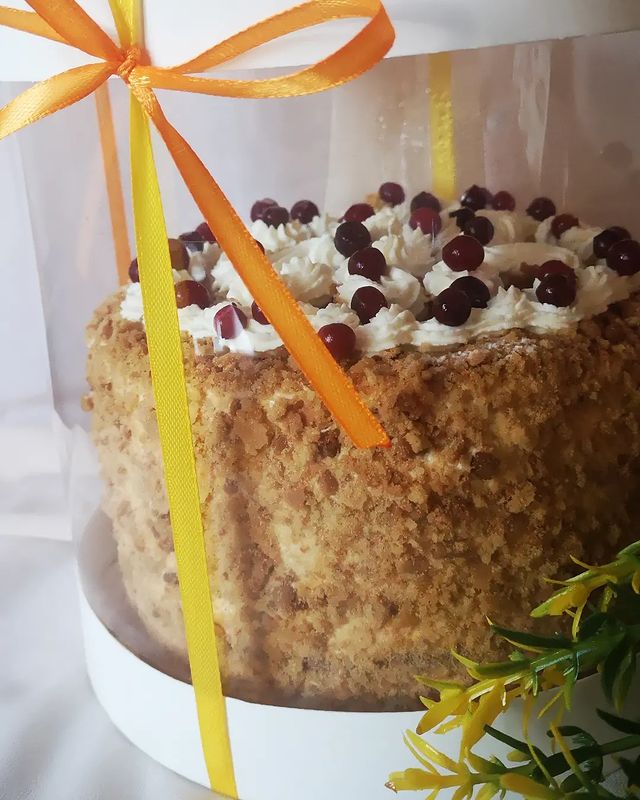 veramarshmellow_ekb в LOOKY. #медовикторт,#тортнаденьрождения,#тортназаказ,#тортекатеринбург,#сладостидетям,#вкусныйторт. Упаковка тубус? А за...