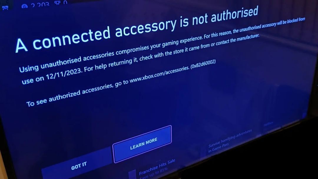 Официально: Microsoft будет блокировать неофициальные аксессуары для Xbox

На приставках Xbox при подключении неофициальных аксессуаров начала появляться ошибка 0x82d60002, которая сообщает, что с 12 ноября такие устройства перестанут работать. Команда Xbox дала официальный комментарий по проблеме и подтвердила, что нелицензионные устройства больше не будут работать с Xbox One и Xbox Series X|S:

«Аксессуары Microsoft и других лицензированных партнеров Xbox разрабатываются и производятся с соблюдением стандартов качества в отношении производительности, надежности и безопасности. Нелицензированные аксессуары могут поставить под угрозу игровой процесс на консолях Xbox (Xbox One, Xbox Series X | S). Геймеры могут получить всплывающее предупреждение о том, что их аксессуар не авторизован. В конечном итоге использование несанкционированного аксессуара будет заблокировано для сохранности консоли»

#Новости_Xbox