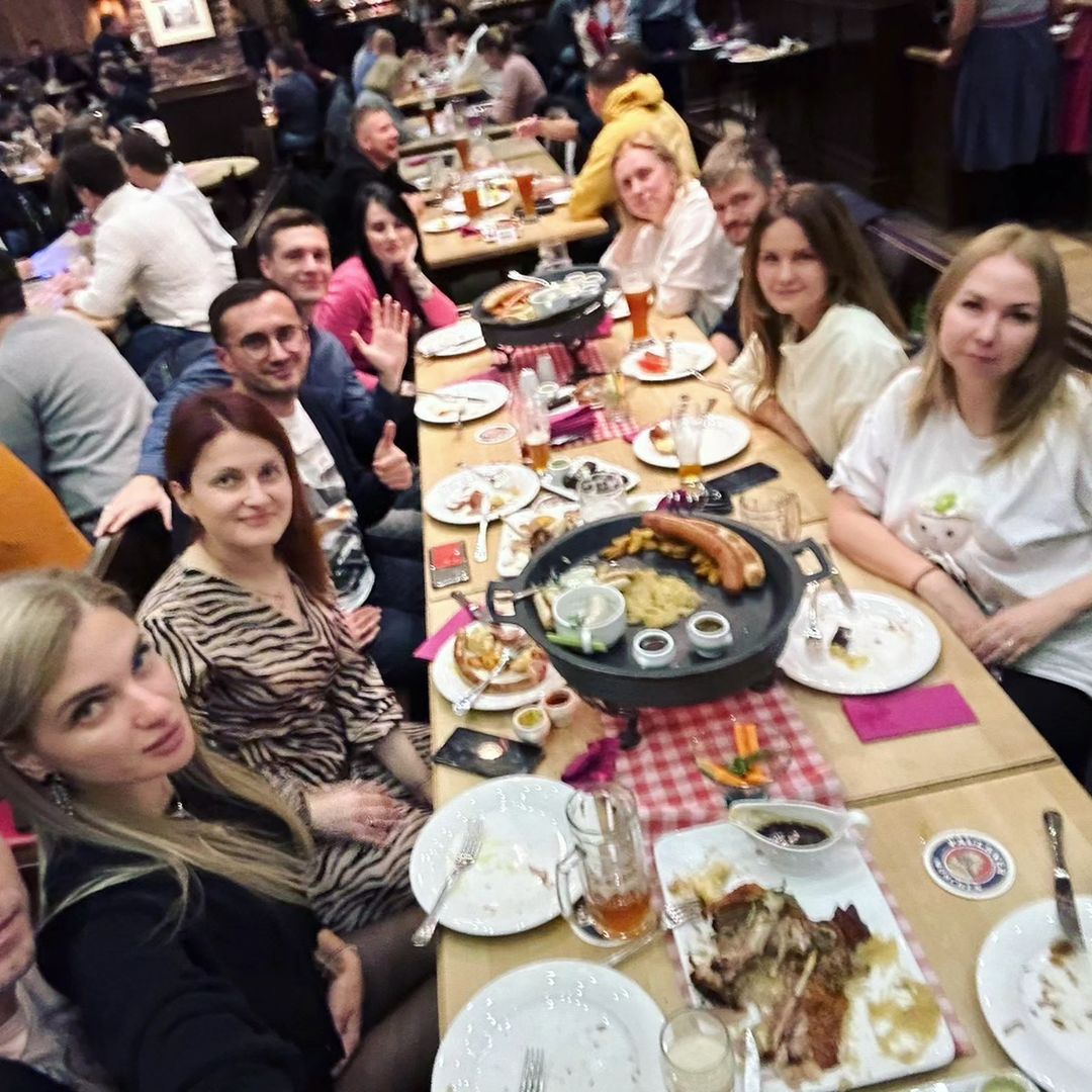 С коллегами в пивном немецком ресторане встречаем Oktoberfest 👍🔥
Люблю вот так собираться 🥰
Обсудили планы на будущее, закрепили итоги уходящего месяца, отдыхать от работы можно и нужно 😎👍