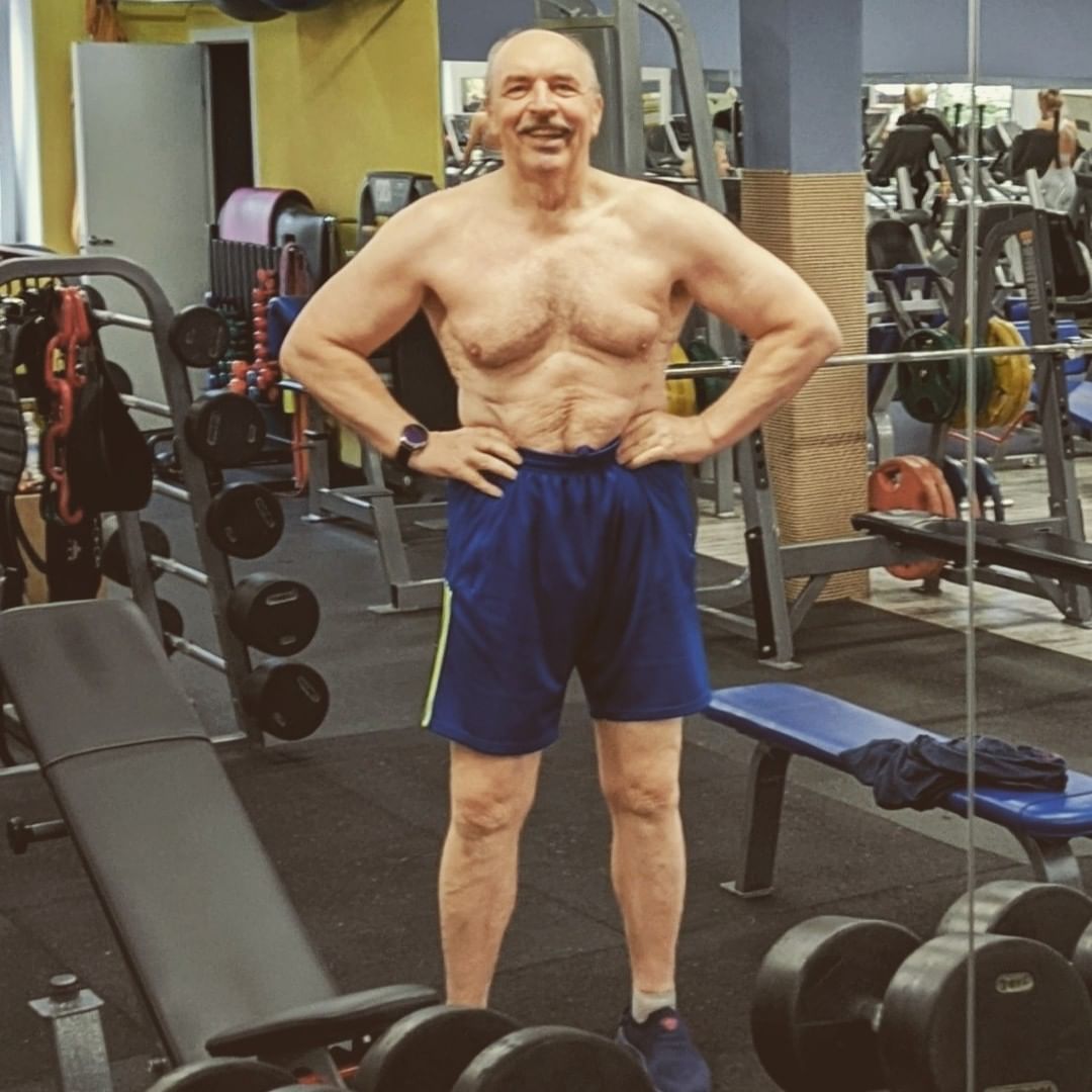 10 месяцев назад, в декабре 2022 года, не смог отказать своему желанию вновь посетить ближайший спортзал, после 12 летнего отдыха от занятий с "железом". Итоги радуют. Минус 15 кг, прекрасное настроение, параметры здоровья радуют и удивляют врачей. Девиз, с которым живу уже 70 лет, "Это мы можем" меня не подводит.😊 #юбилей #70лет #мывсеможем #авамслабо #фитнес #зож #атлетизм