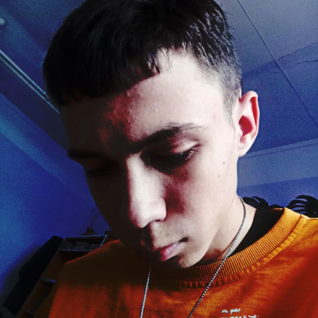 nikita_minirskiy63 in LOOKY. . А что под партой? 🤨...