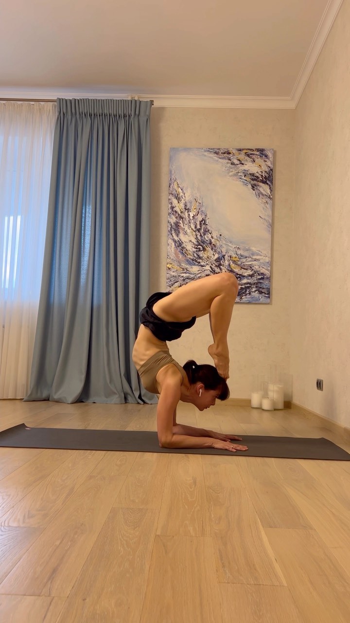 galinakisand в LOOKY. #motherfirst,#stretchy,#splitstraining,#pinchaplay. Уложила ребенка ровн...