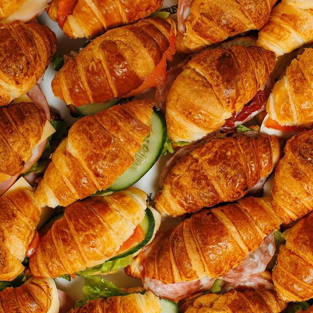ff_catering_ekb в LOOKY. . Круассаны 🥐 
⠀
В ос...