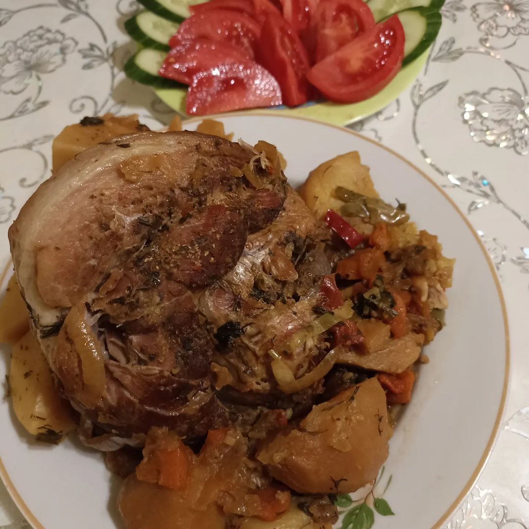 Голяшки свиные с овощами в афганском казане.