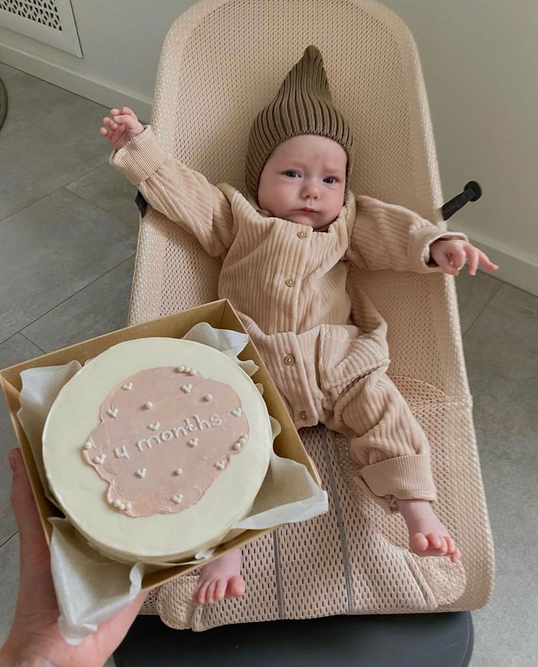 Бенто для ваших малышей 👶🏼🤍

Маленькая Варюша ☺️

#бентоторт #бенто #кондитер #меренговыйрулет #кондитеркалининград #макарон #калининград #kld #kld39 #baby #girl