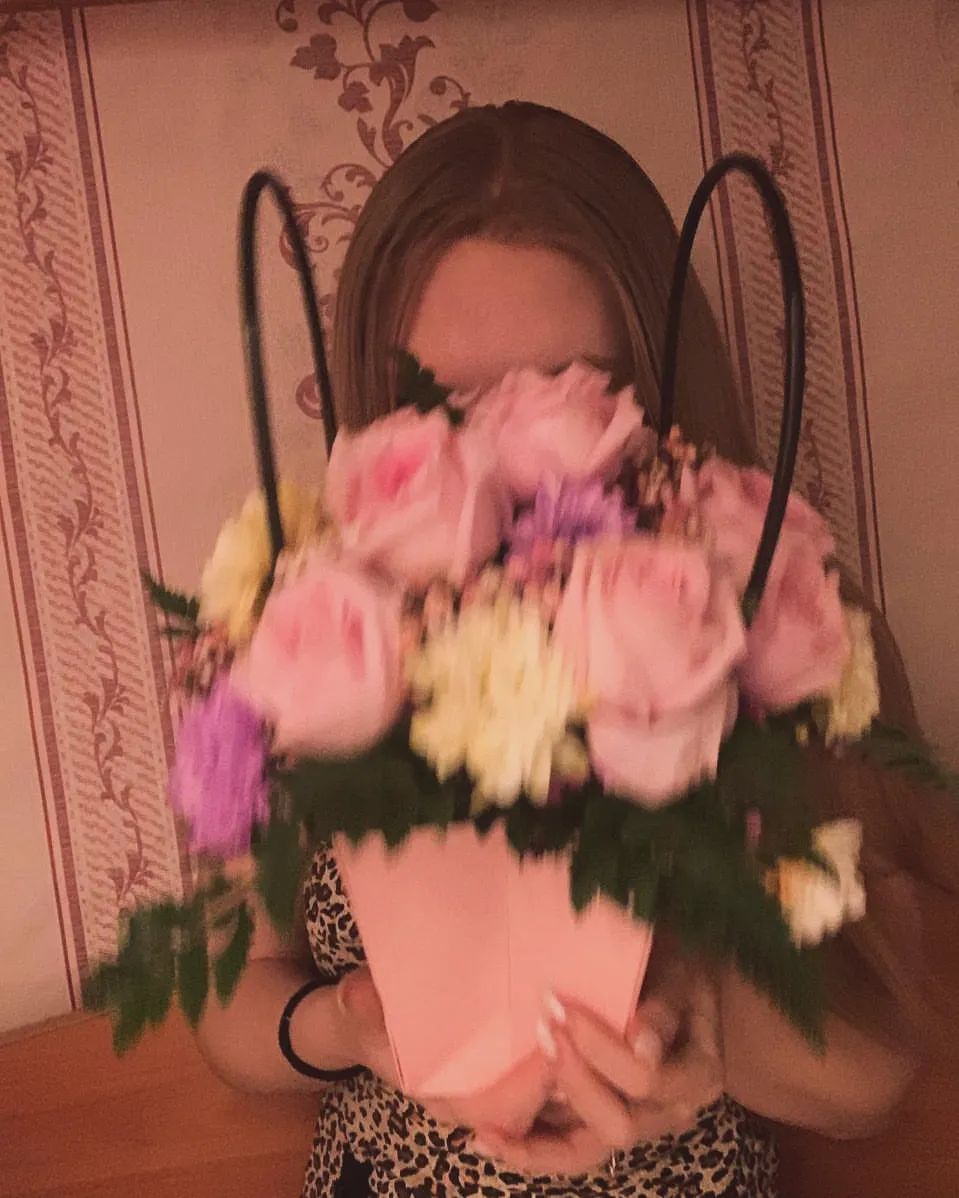 Это лучшее решение и завершение этой недели ❤‍🩹
Нам очень нужна была перезагрузка и мы решили на выходные слетать домой, сделать сюрприз семье и отдохнуть. Ужасно соскучилась, столько всего сделали за этот день, поспали всего 4 часа, но зато счастливые❤‍🩹