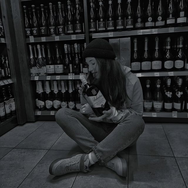 ___markoy в LOOKY. . Я наливаю себе водки...