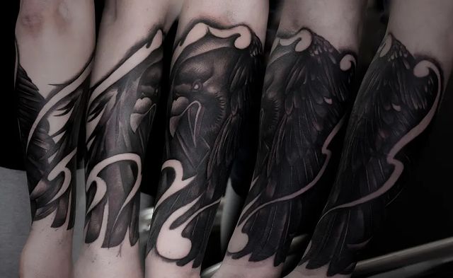 sashatae_tattoo в LOOKY. #татуперекрытие,#татуидея,#татуворон,#crowtattoo. Старая добрая класси...