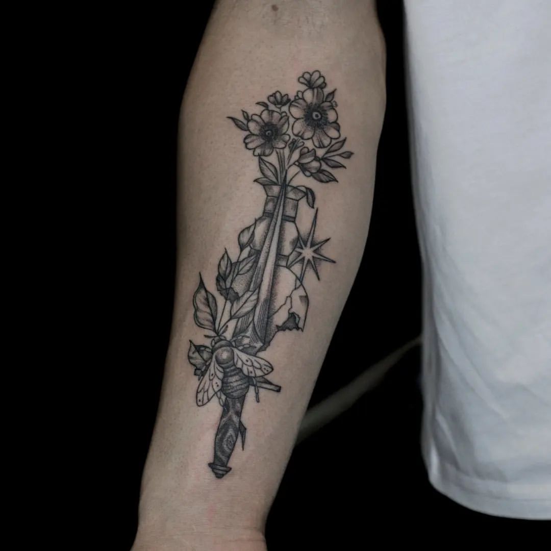 Для Али 🖤
Вообще, мы сделали Али еще 4 татуировки за день до, это были для него первые тату) Мелкие молодежные флеши, я такие даже не фоткаю, ну прям скучно мне от них.
А на следующий день он стихийно пришел еще раз.
Классика от Сашеньки, прийти за пробником - уйти забитым по красоте 😏
Прям подсела на 0603RL, нужно больше штришочков толщиной с волосок 😀

#татунаруку #татуграфика #татудляпарней #татустудиямосква