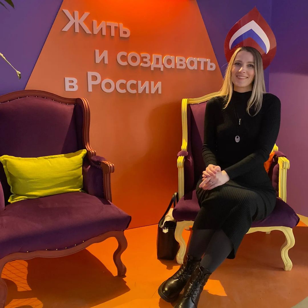 Наши женщины испокон веков носили корону...

Даже такой импровизированный кокошник даёт интересные ощущения.. как-будто наполняешься энергией рода, женской созидающей энергией..

Много интересного таится в забытых традициях, сказках, колыбелях, обрядах.. в тех временах, когда мы были ближе к природе, к Истине..

Тенденция к ускорению всех процессов может иметь побочный эффект.. можно потерять что-то очень ценное..