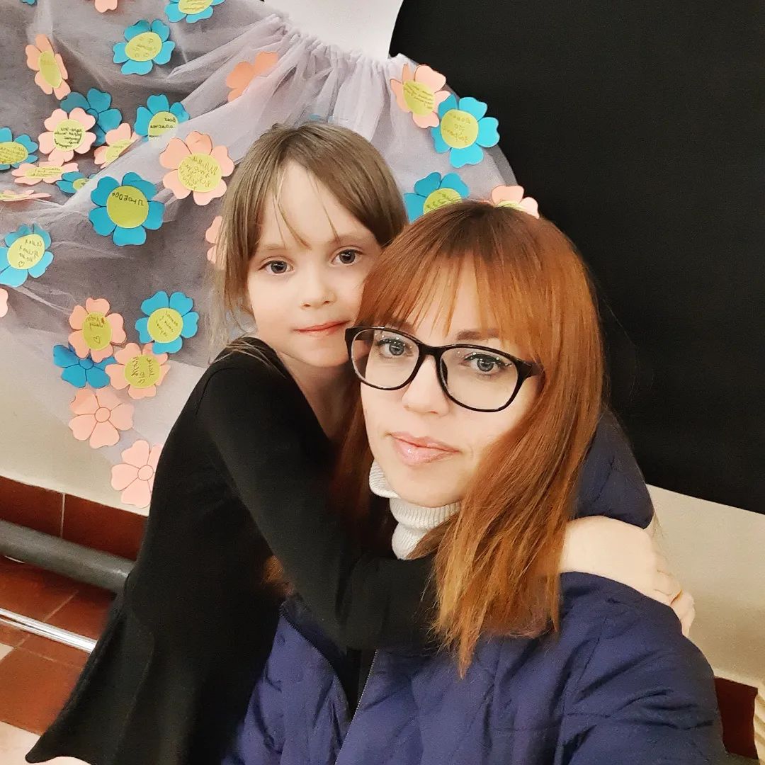 Вы нас ещё помните? )))
Варя подрастает, занимается в цирковом. Я по прежнему рыжая.
Сы - стабильность. 😁