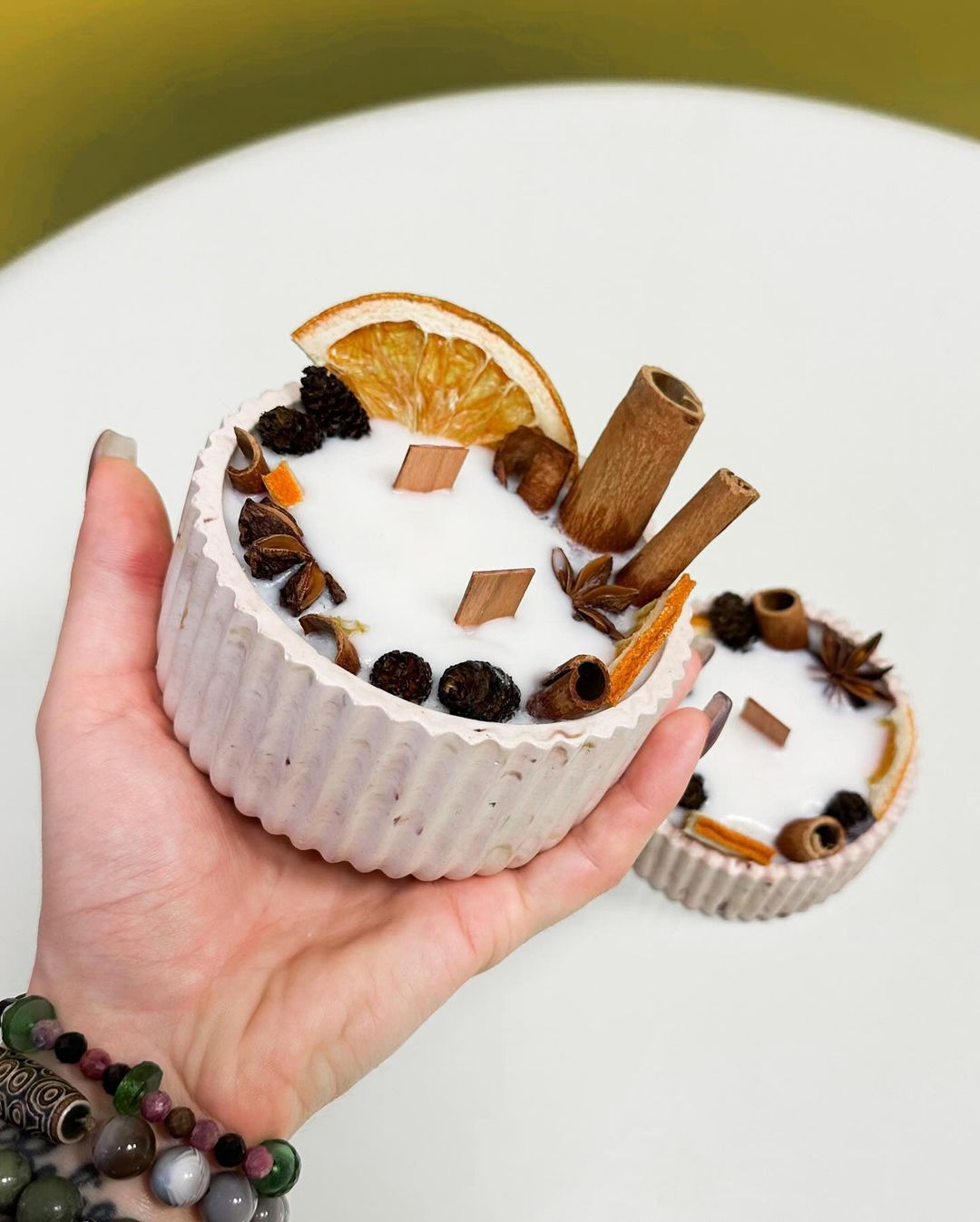 Свечи с новогодним декором🎄🔥

Полностью ручная работа🙌🏻

•Подсвечники из высокопрочного гипса
•Кокосовый воск
•Деревянный фитиль
•Пряный аромат «Глинтвейн»

В декоре: палочки корицы, дольки апельсина, бадьян и шишки ольхи

Порадуйте себя и своих близких к новому году❤️

Стоимость наборов от 1000₽✨