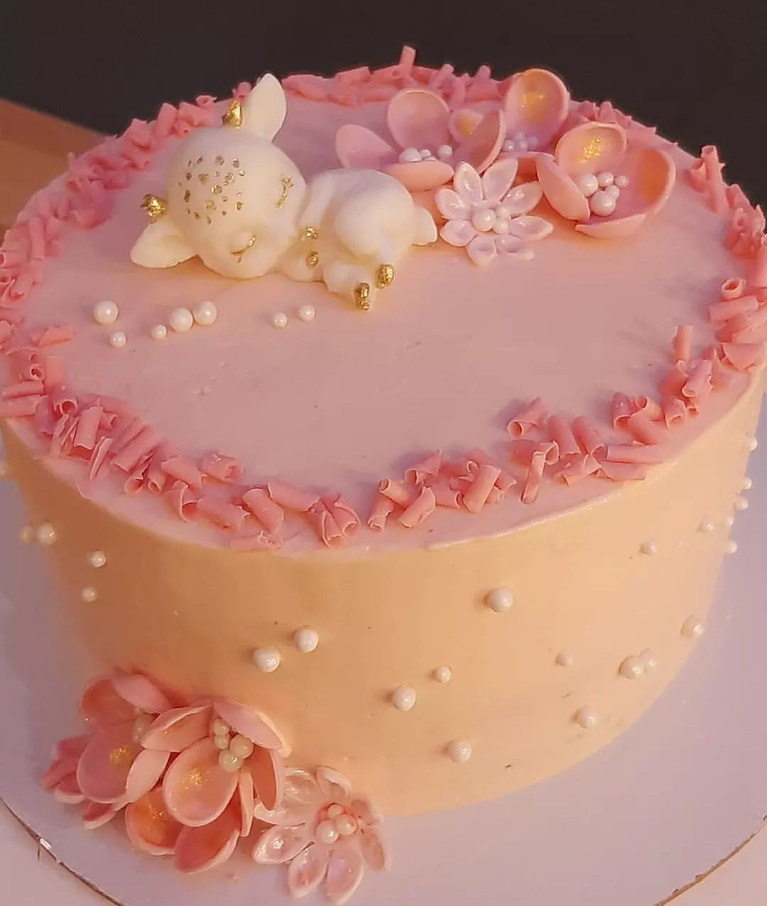 Вчерашний торт на заказ🎀 Шоколадный бисквит с сырно-сливочным кремом) цветы и олененок своими руками🌸вес 1.6 кг)