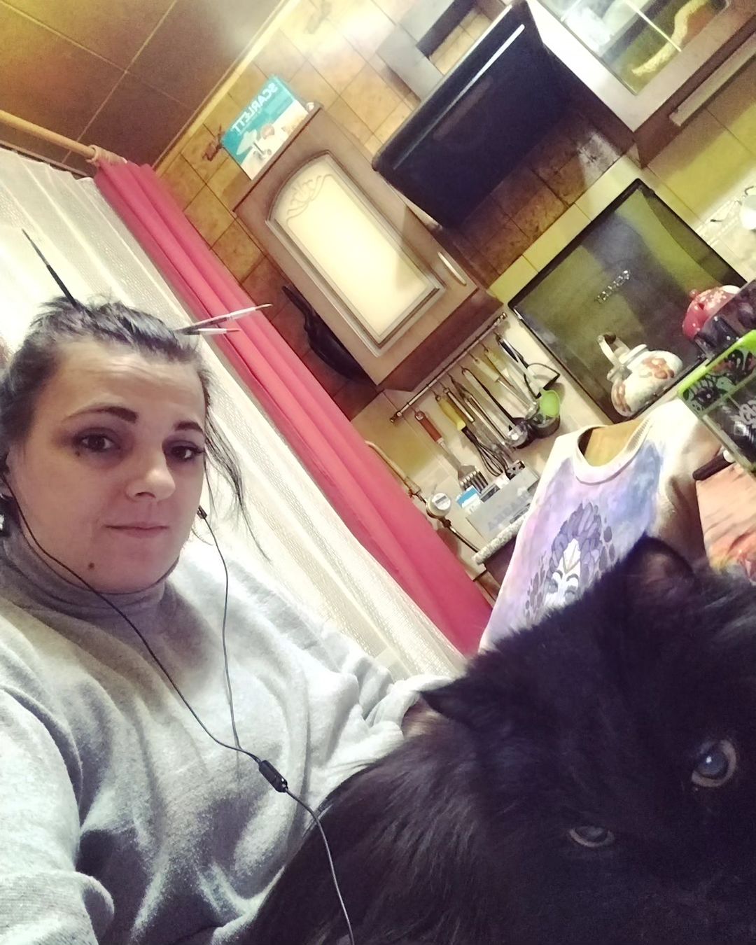 Кто чем занимается в пол первого ночи 😁, а мы с котом рисуем