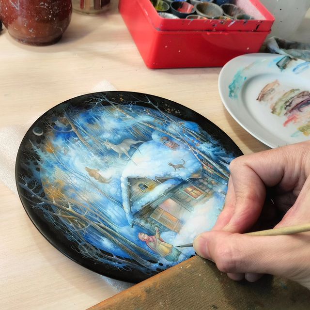 yurijkomyakov в LOOKY. #художник,#юрийкомяков,#миниатюрнаяживопись,#лаковаяминиатюра,#лаковаяминиатюрнаяживопись,#холуйскаяминиатюра,#холуй,#темпера,#папьемаше,#декоративноеискусство,#народныйпромысел,#тарелкаручнойработы,#тарелкасросписью,#творческийпроцесс,#серебряноекопытце,#зимняясказка,#сказкибажова,#живопись,#art,#artgallery,#artwork,#tempera,#lacquerminiature,#plateart,#winterfarytale,#silverhoof,#russianfarytale. Работа над тарелкой ...