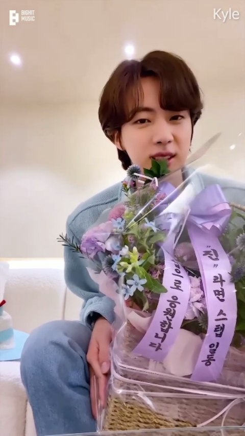 _life_goes_on_with_bts_ в LOOKY. #방탄소년단,#bts,#btsarmy,#bighitmusic,#jin,#kimseokjin,#happybirthdayjin,#happybirthdaykimseokjin,#happyjinday,#happykimseokjinday,#happyseokjinday,#happybirthdayseokjin,#seokjin,#jinedit,#jinbts,#jinlove,#jinjin,#jinedits,#seokjinedit,#seokjinedits,#btsworld,#btsipurpleyou,#bangtanboys,#bangtansonyeondan. 🎉Happy Jin Day!!💐�...