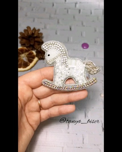 tanya_biser в LOOKY. #брошь,#брошьизбисера,#новыйгод,#нг,#merrychristmas,#art,#horse,#лошадка,#качалка,#брошьлошадка,#купитьукрашение. Лошадка-качалка 🎄
Б...