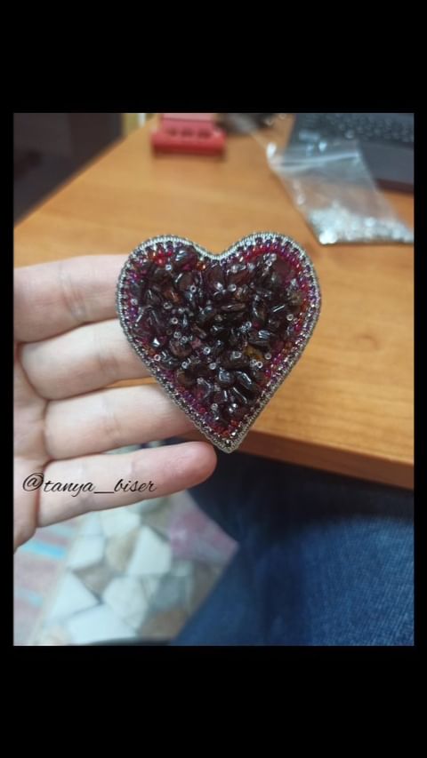 tanya_biser в LOOKY. #брошь,#брошьизбисера,#брошьизкамней,#натурпльныекамни,#гранат,#каменьгранат,#купитьброшь,#подарок. Работа над этой брош...