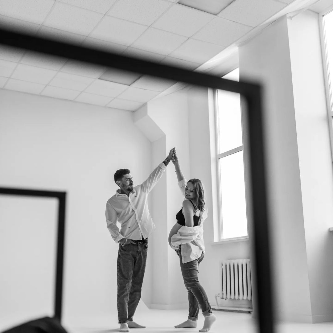 Семья – это самое дорогое, что у нас есть. Это люди, которые любят нас и всегда поддерживают. Они помогают нам в трудные моменты и радуются вместе с нами, когда мы достигаем успеха.

Семейные узы – это то, что связывает нас с нашими корнями и дает нам силы двигаться вперед. Семья – это место, где мы можем найти утешение и понимание, где нас всегда ждут и любят.

Важно помнить, что семья – это не только кровные родственники, но и друзья, которые стали нам близки, как родные. Именно в семье мы учимся любить, уважать и заботиться о других.

Семья помогает нам стать лучше, развивает наши качества и способности. Она учит нас быть ответственными, добрыми и отзывчивыми.

Поэтому так важно беречь свою семью, заботиться о ней и проявлять любовь и уважение к своим близким. Ведь семья – это основа нашей жизни, которая дает нам силы и вдохновение для достижения новых высот.