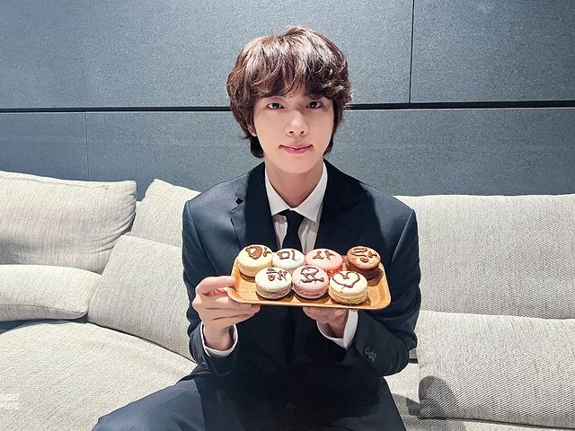 _life_goes_on_with_bts_ в LOOKY. #방탄소년단,#bts,#btsarmy,#bighitmusic,#jin,#kimseokjin,#happybirthdayjin,#happybirthdaykimseokjin,#happyjinday,#happykimseokjinday,#happyseokjinday,#happybirthdayseokjin,#seokjin,#jinedit,#jinbts,#jinlove,#jinjin,#jinedits,#seokjinedit,#seokjinedits,#btsworld,#btsipurpleyou,#bangtanboys,#bangtansonyeondan. 💜🎂💜 2023 JIN DAY!...