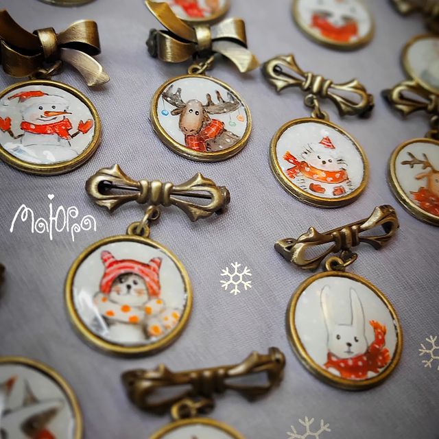 maurra_craft в LOOKY. #броши,#броши,#новогодняяброшь,#маюрра,#миниатюра,#рисованная,#котики,#медвежата,#белочка,#ежик,#енот,#лось,#олень,#снеговик,#готовыйподарок. Зимние медальки 🏅
Н...