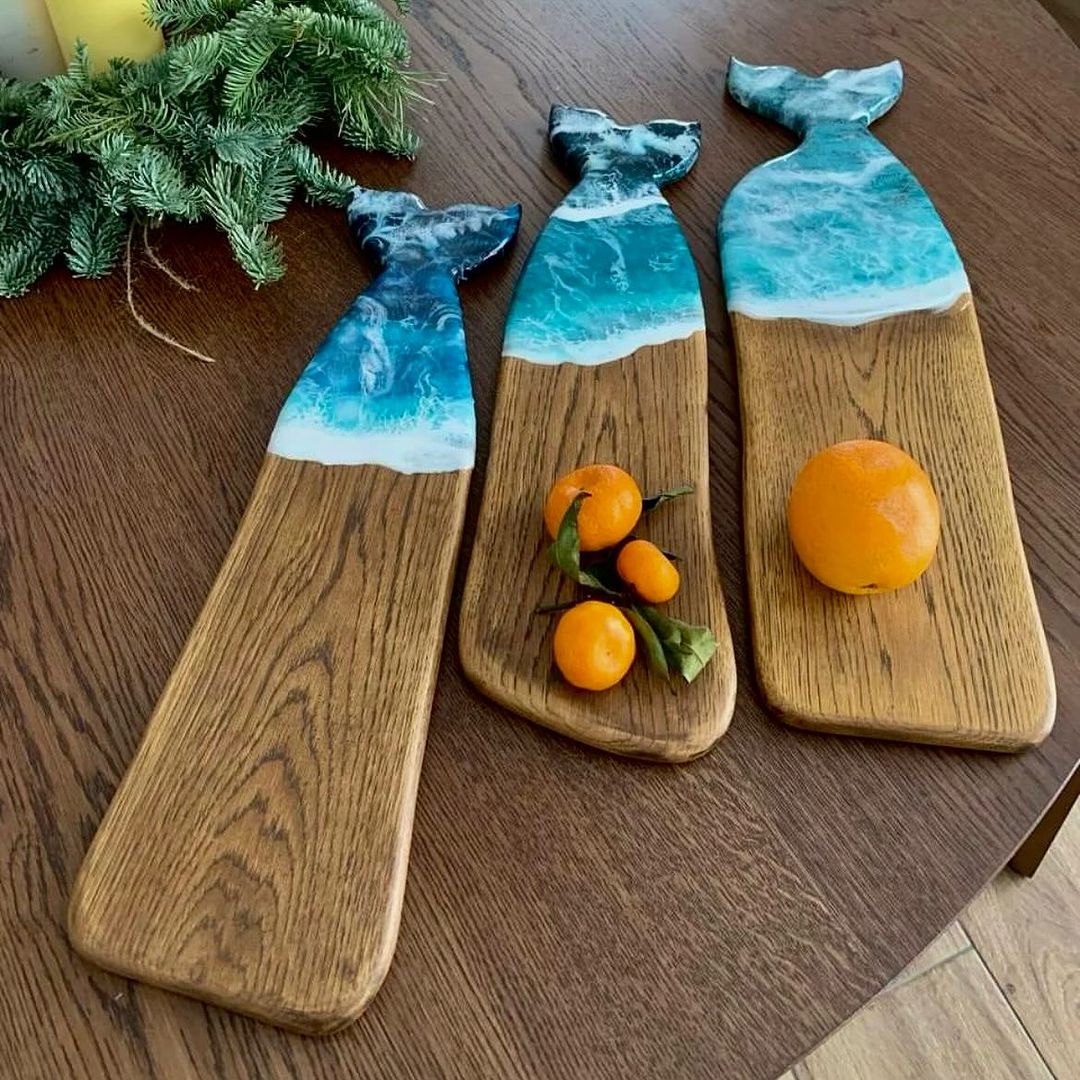 Нужен ли специальный уход за досками из дерева и эпоксидной смолой? 🤔
⠀
Чтобы изделие как можно дольше радовала глаз, нужно соблюдать несколько простых правил ⬇️
⠀
1. Уход 🧽
 • после каждого использования, протрите доску с помощью мягкой тряпки или губки.
 • если на доске остались пятна или запахи от продуктов питания, вымойте ее теплой водой и мягким мылом. Затем тщательно промойте и высушите.
 • не оставляйте доску в воде или мочалке в течение длительного времени, чтобы не повредить дерево и эпоксидную смолу.
⠀
2. Предупреждение повреждений 🔪
 • избегайте резких ударов и использования острого инструмента на поверхности доски.
 • не ставьте горячие предметы непосредственно на доску. Вместо этого используйте подставку или подложку под горячую посуду.
⠀
3. Обновление доски✨
 • если доска потеряла свой первоначальный блеск, можно обновить ее покрытие. Полировка деревянной части доски с помощью натурального масла (например, оливкового или льняного) поможет восстановить ее блеск и защитить от повреждений.
⠀
4. Длительное хранение📦
 • если вы не собираетесь использовать доску в течение длительного времени, храните ее в сухом и прохладном месте, что поможет предотвратить появление плесени или гниения дерева.
⠀
Соблюдение этих рекомендаций поможет сохранить вашу доску из натурального дерева и эпоксидной смолы в хорошем состоянии на протяжении долгого времени ☺️