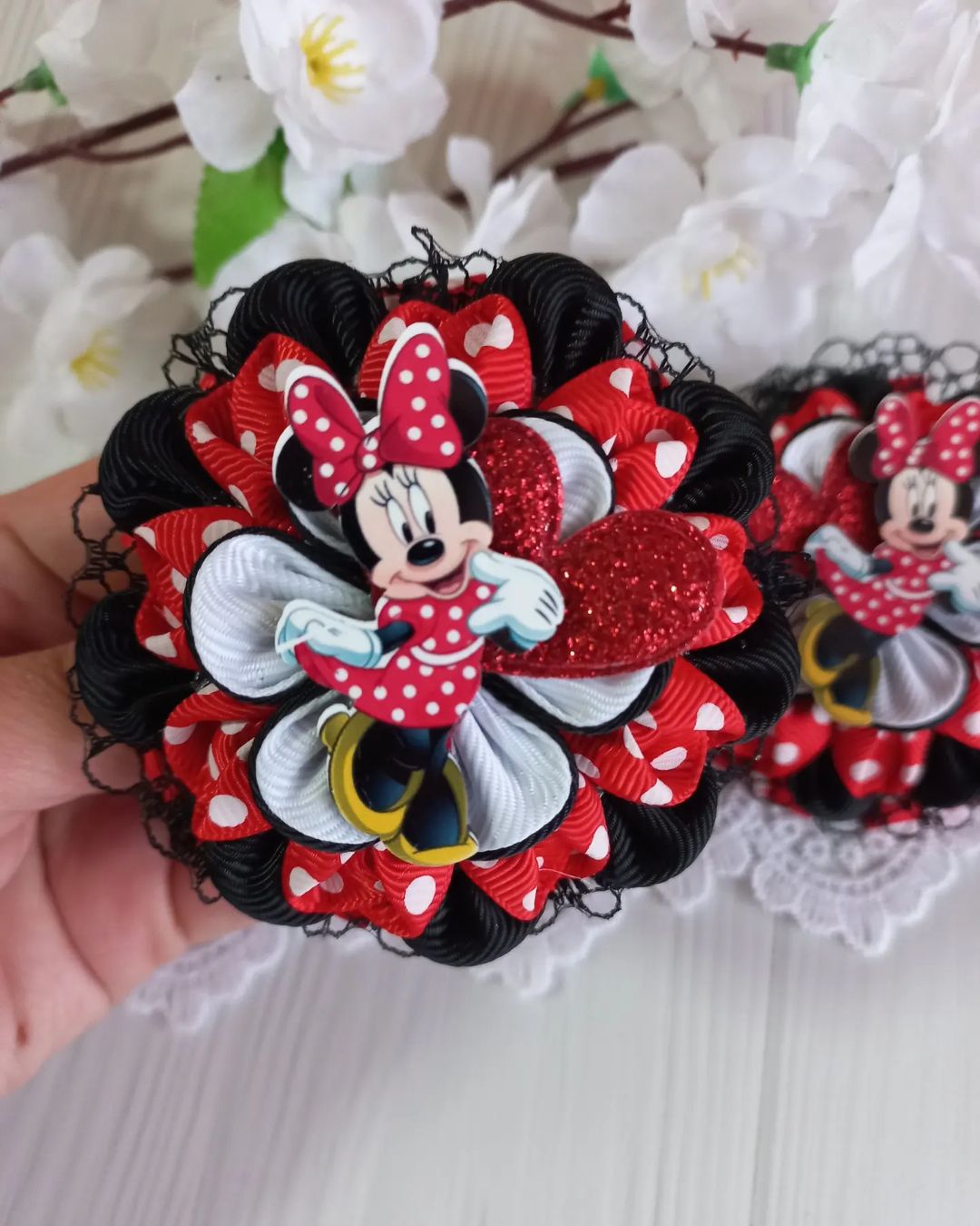 Можно ли обойтись без бантиков???

Можно.... но не нужно!

🎀 бантики делают образ наших принцесс красивым, необычным, праздничным, ярким.

🎀 девочки любят бантики, любят украшать свои косички и хвостики.

🎀 важно девочке с детства прививать чувство вкуса и стиля! 

🎀 а как приятно смотреть на девочек в красивом наряде с идеально подобранными аксессуарами в причёске!

🎀 когда ещё наряжать наших принцесс  в милые бантики и заколочки, если не сейчас! Ведь детство очень быстро заканчивается. Девочки вырастут и совсем перестанут их носить.

Бантики с Минни ❤️

📎 резиночка 
📐 10,5 см.

#бантикидлядевочек #резиночки #бантикиоттани #канзаши #украшенияизлент #аксессуарыдляволос #бантикисмини #ручнаяработа