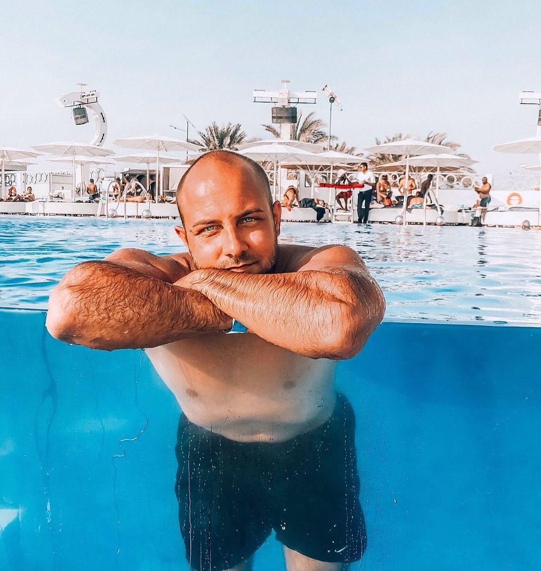 Wenn ihr in Dubai unterwegs seid, müsst ihr unbedingt im @zerogravitydubai vorbei schauen! ⠀⠀⠀⠀⠀⠀⠀⠀⠀
Neben einem gekühlten Infinity-Pool gibt es auch Essen und erfrischende Getränke. ⠀⠀⠀⠀⠀⠀⠀⠀⠀
Der Beach Club ist direkt am Strand, also könnt ihr sowohl ins Meer, als auch in den Pool. ⠀⠀⠀⠀⠀⠀⠀⠀⠀
Ein unglaublich schöner und gemütlicher Fleck zum Entspannen.⠀⠀⠀⠀⠀⠀⠀⠀⠀
Der Eintritt ist, wie überall in den Emiraten, erst ab 21 und wird streng kontrolliert.⠀⠀⠀⠀⠀⠀⠀⠀⠀
⠀⠀⠀⠀⠀⠀⠀⠀⠀
Kennt ihr noch andere gute Beachclubs in Dubai?⠀⠀⠀⠀⠀⠀⠀⠀⠀
•⠀⠀⠀⠀⠀⠀⠀⠀⠀
•⠀⠀⠀⠀⠀⠀⠀⠀⠀
•⠀⠀⠀⠀⠀⠀⠀⠀⠀
#dubai #zerogravitydubai #beachclub #emirates #dubailifestyle #travellifestyle #fulltimetraveller #livingfulltime