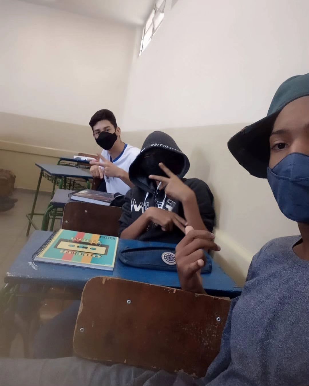 Nós antes era feio agora tá mais ou menos... Meus irmãos que não são de sangue mas são de coração