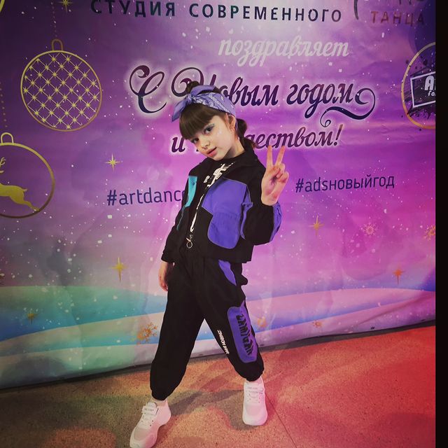 nastya_leonik в LOOKY. #танцы,#adsstudio,#hiphop. Новогодняя вечеринка...