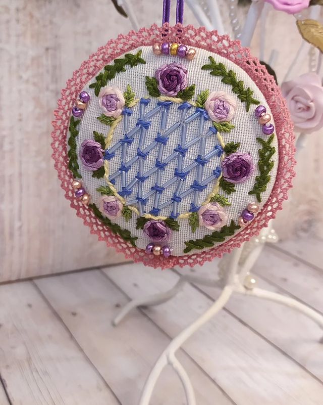 _funny_knit_ в LOOKY. #елка,#подвесканаелку,#новогоднийподарок,#новыйгод. Розочки. 
Подвеска н...