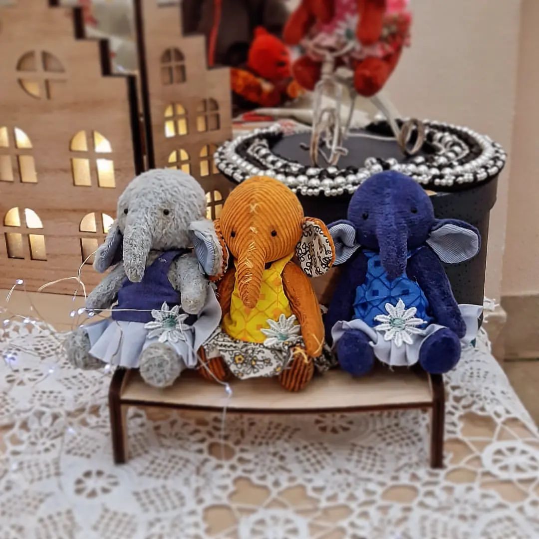 Три девицы под окном, пели как- то вечерком....
 
#теддислон #teddyelefant
#тедди #игрушкаручнойработы 
@bereg_kukol

Рост 10 см, 5ти шплинтовое крепление, набиты опилочками и морскими камешками.