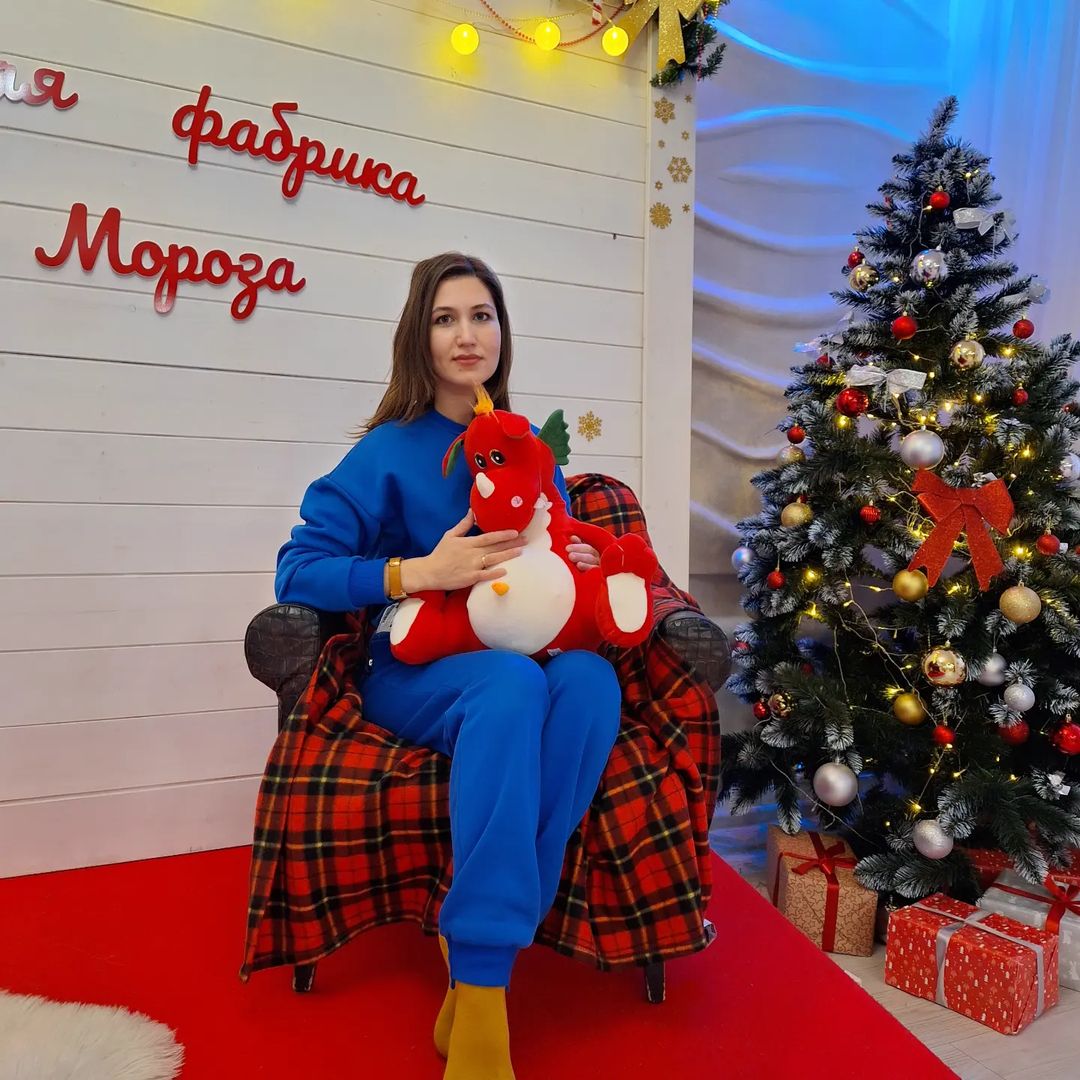 Для меня 2023 год стал годом роста.Я благодарю каждого, кто встретился на моем пути,благодарю за опыт и знания которые я приобрела. Благодарю себя за новую профессию к которой долго шла. 
Желаю всем в Новом году процветания,осознанности и искренности!
Совместно с другими соцсетями буду вести инстаграм уже в статусе психолога.