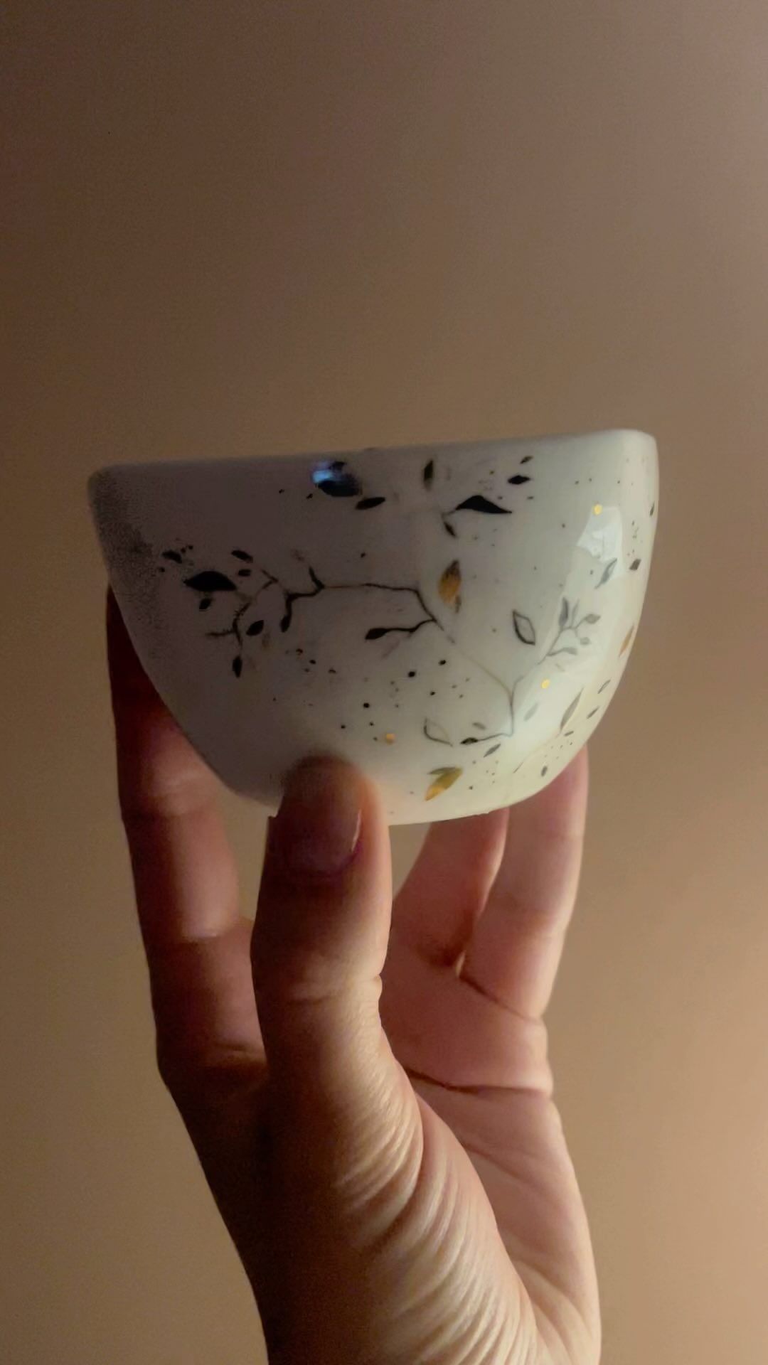 Ksenia • Visual artist в LOOKY. #porcelainartist,#porcelain,#porcelainmagic,#фарфорручнойработы,#фарфоровая,#beloeatelier. Эта пиала особенная ...