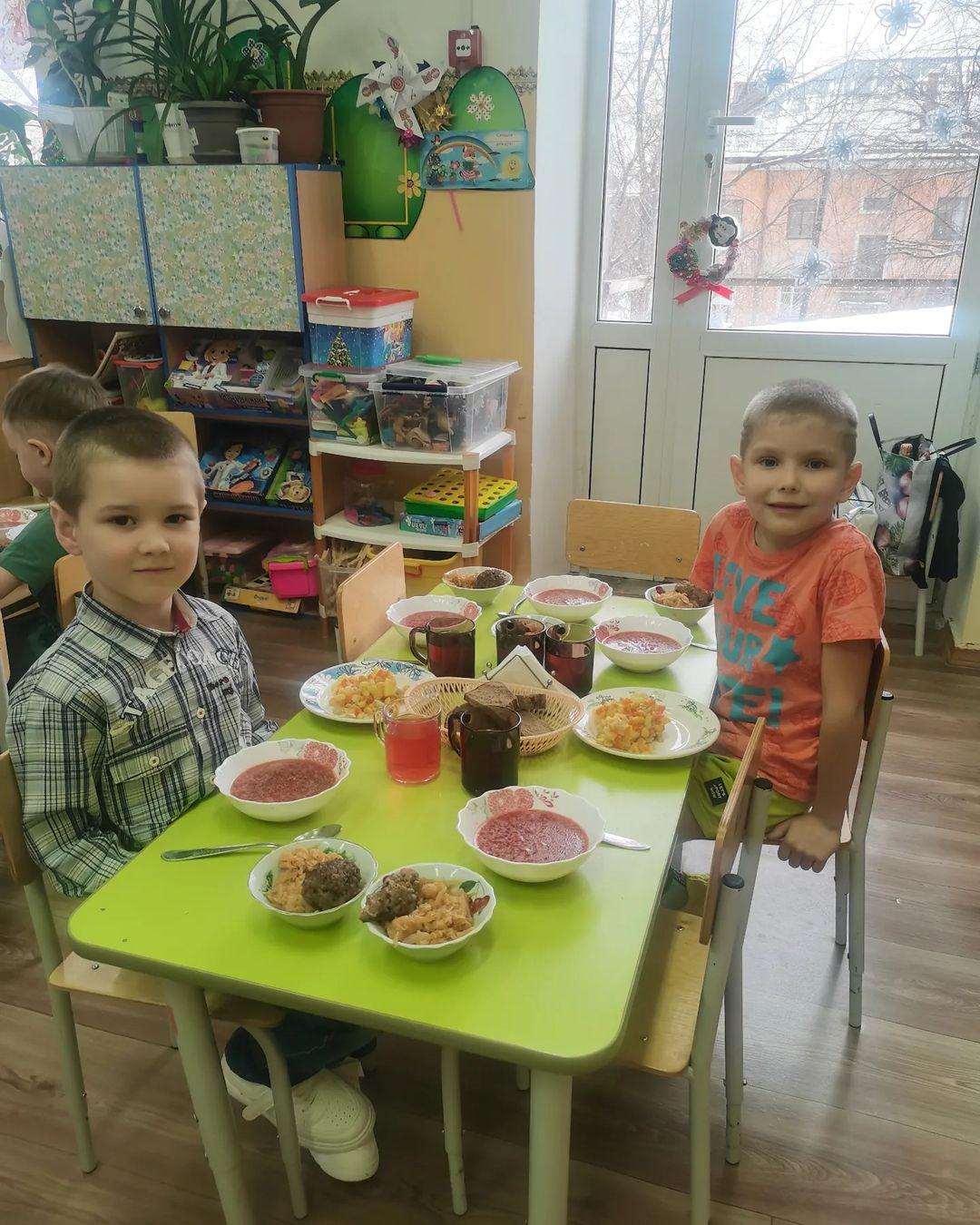 Как он любит детский сад, ещё пол годика и выпуск😒😒😒