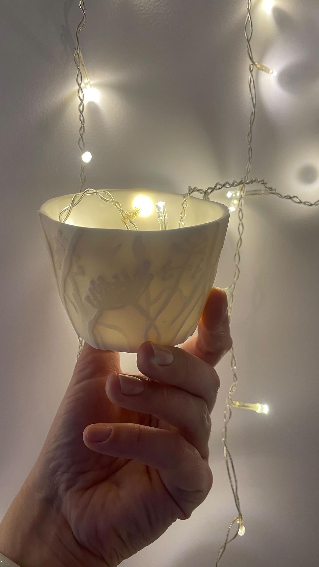 Ksenia • Visual artist в LOOKY. #beloeatelier,#porcelainart,#porcelainartist,#porcelaincandleholder. Этот чудесный подсве...