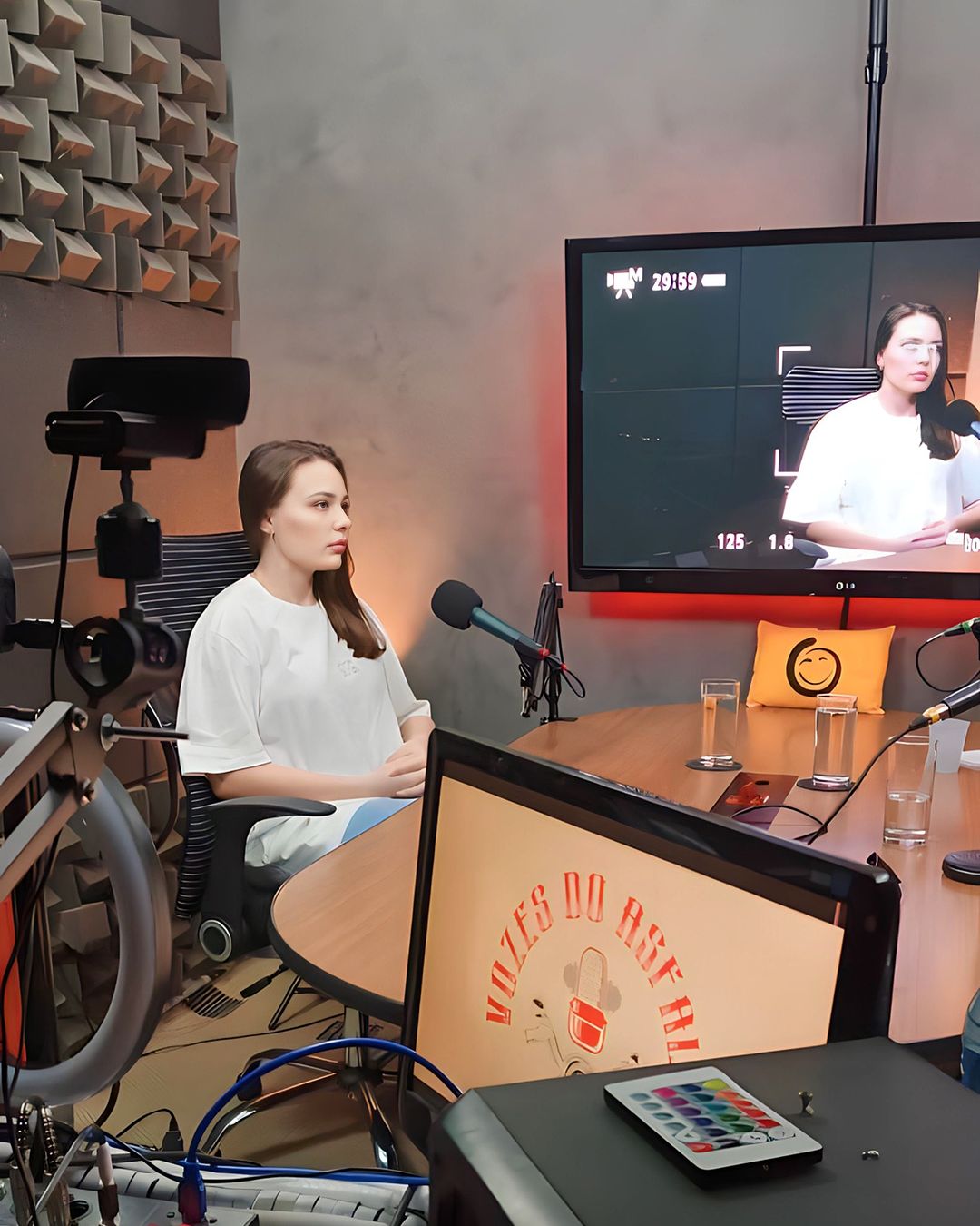 Antes do ano novo, aconteceu alguma coisa incrível comigo.
Meu primeiro podcast!

Para quem nunca assistiu a um podcast na vida e com mal português, esse foi um grande desafio. Então não julgue severamente kkk🙈🤓

O podcast é novo e não é grande, mas de qualquer forma é uma experiência muito importante para mim e para meu futuro como influenciador✨

💸Ajude o canal: PIX: apoioaocanalekarfg@gmail.com

Перед новым годом со мной произошло нечто невероятное.
Мой первый подкаст!

Для того, кто никогда в жизни не смотрел подкасты, это было большим испытанием. Так что не судите строго🙈🤓

Подкаст новый и небольшой, но в любом случае это очень важный опыт для меня и моего будущего как инфлюенсера✨