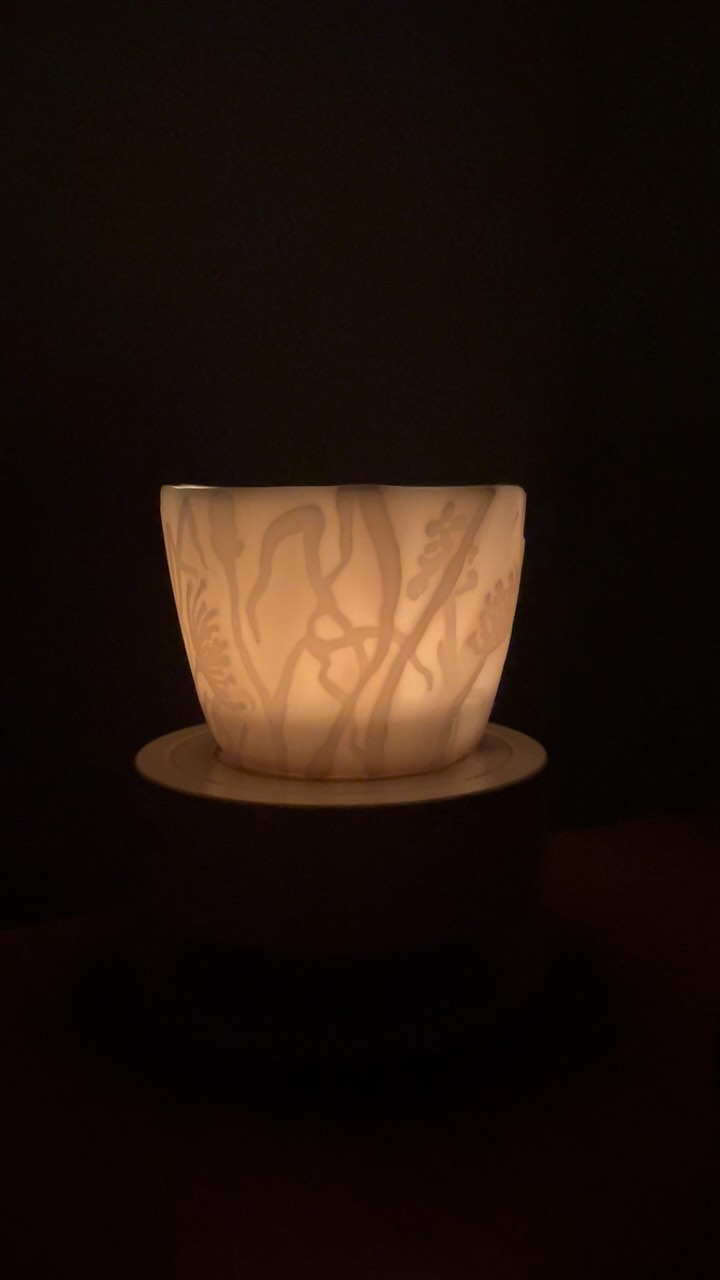 Ksenia • Visual artist в LOOKY. #porcelaincandleholder,#porcelainartist,#beloeatelier,#фарфоровыйподсвечник. Магия подсвечника на...