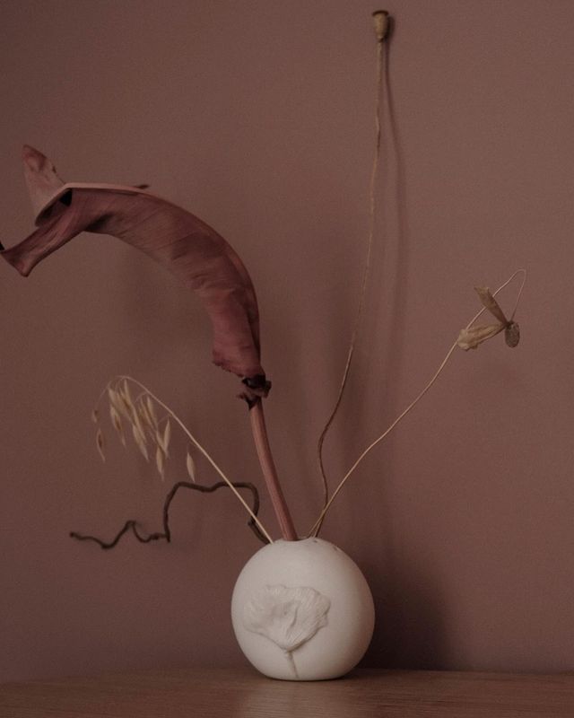 Ksenia • Visual artist в LOOKY. #фарфороваяваза,#вазадлясухоцветов,#фарфорист,#porcelainartist,#porcelainvase,#dryflowervase,#beloeatelie. Есть изделия, которы...
