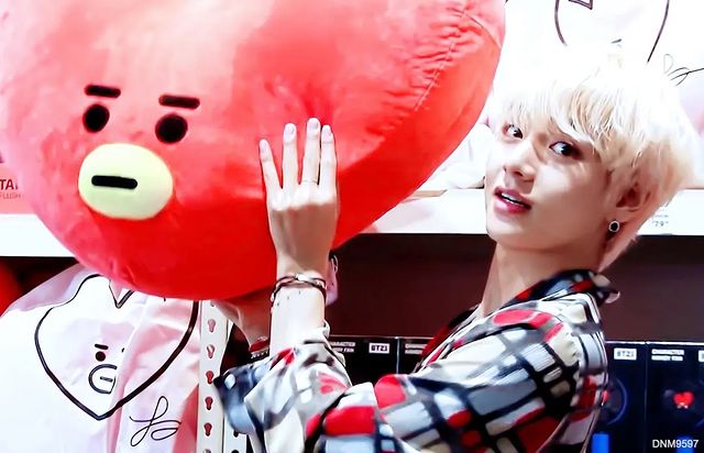 _magic_shop_7_ в LOOKY. #방탄소년단,#bts,#btsarmy,#bighitmusic,#thv,#taehyung,#taelove,#taehyung🍒,#tae,#vbts,#kimtaehyung,#kimtaehyungbts,#happybirthdaykimtaehyung,#happybirthdaytaehyung,#happytaeday,#happytaehyungday,#btsworld,#btsipurpleyou,#bangtansonyeondan,#bangtanboys,#btsforever,#bt21bts,#bt21tata,#bt21official. 🎊 Happy birthday wi...