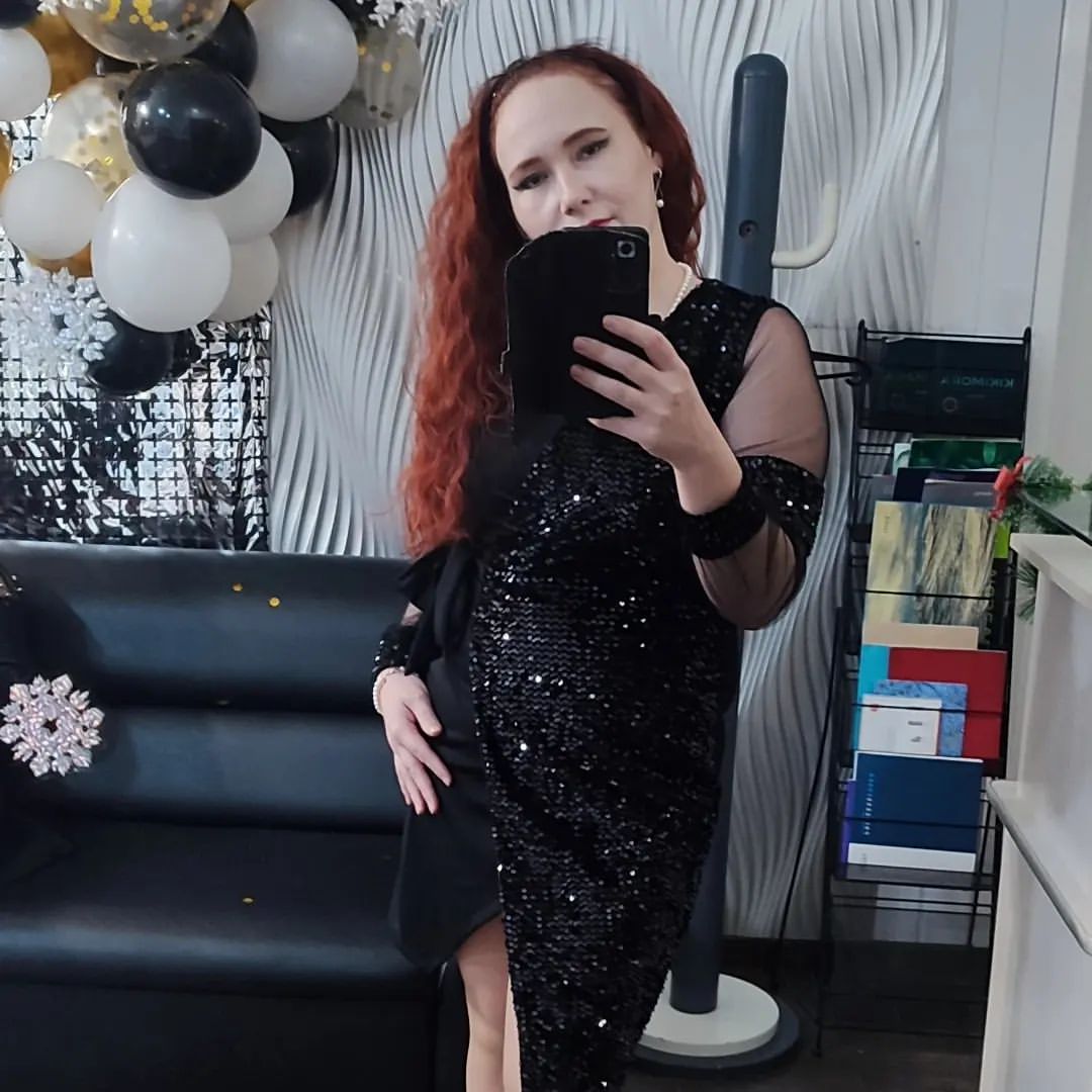 Всех с наступающим Новым годом!!! 
Желаю счастья и радости, чтоб всё невзгоды прошли вас стороной. 
И у меня для вас приятная новость выхожу на работу с 13 января по субботам и воскресеньям. 
Буду рада видеть всех😘😘😘
#леля #парикмахер #переяславка #районлазо #салонвероника #салонстиль #салонкрасоты