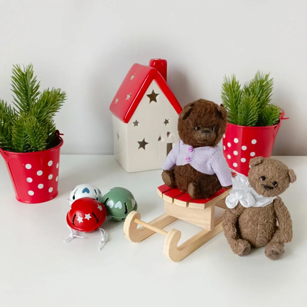 С наступающим Новым Годом 🎄

Давайте дружно оставим все трудности и невзгоды в старом году. А в новый забирем улыбки, счастье, вдохновение, надежды и мечты. Пусть новый год будет лёгким, теплым и волшебным.

Хочу поблагодарить всех, кто помнит обо мне, пишет комменты, ставить сердечки. Спасибо вам, что не забываете, не смотря на мое редкое появление в сети. 

С новым годом 🎄🎄🎄