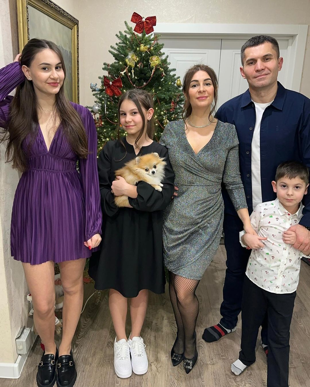 С Новым годом 🎄Звучит банально , но в Новом году ценнейшим пожеланием будет здоровье 🙏🏻 Пусть любая хандра пролетит мимо, дела разрешаются в позитивном ключе.
Дети слушались и радовали, а у супруга было чуть больше времени для нас 🤭