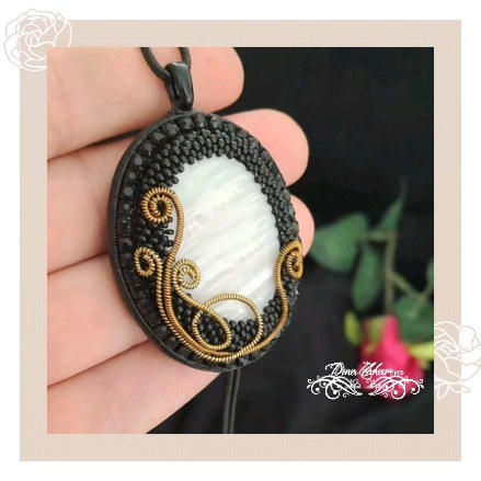 brochka_dina в LOOKY. #брошкавподарок,#брошка,#подарок,#подарокмаме,#подароксестре,#подарокнаденьрождения,#подарокнаюбилей,#ручнаяработа,#новыйгод,#сюрприз. Кулон - распространё...