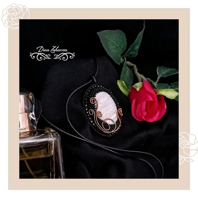 brochka_dina в LOOKY. #брошкавподарок,#брошка,#подарок,#подарокмаме,#подароксестре,#подарокнаденьрождения,#подарокнаюбилей,#ручнаяработа,#новыйгод,#сюрприз. Кулон - распространё...