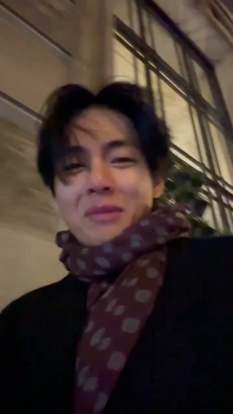 _life_goes_on_with_bts_ в LOOKY. #방탄소년단,#bts,#btsarmy,#bighitmusic,#thv,#taehyung,#taelove,#taehyung🍒,#tae,#vbts,#kimtaehyung,#kimtaehyungbts,#happybirthdaykimtaehyung,#happybirthdaytaehyung,#happytaeday,#happytaehyungday,#btsworld,#btsipurpleyou,#bangtansonyeondan,#bangtanboys,#btsforever. 231229. V:"Hello eve...